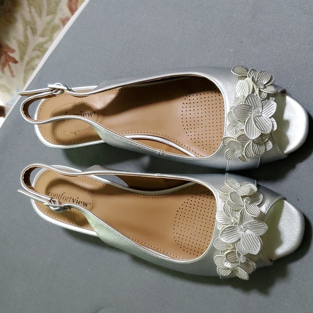 CURATED BY RUA'H KIBRIYA: Womens Silver Open-Toed Shoes w/Adjustable Straps NWOT